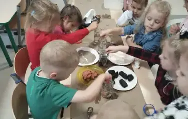 Zajączki poznają surowce mineralne Polski (18)