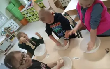 Zajączki poznają surowce mineralne Polski (12)