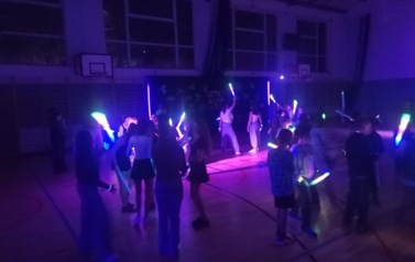 Dyskoteka fluo klas IV-VIII (21)
