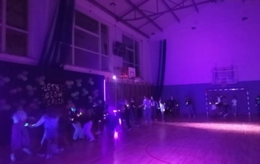 Dyskoteka fluo klas IV-VIII (16)