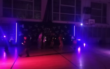 Dyskoteka fluo klas IV-VIII (15)