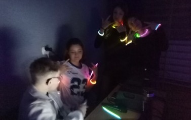 Dyskoteka fluo klas IV-VIII (14)