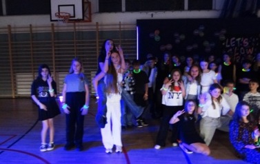 Dyskoteka fluo klas IV-VIII (10)