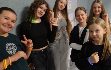 Dyskoteka fluo klas IV-VIII (6)