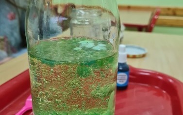 Wynik eksperymentu wulkan w butelce
