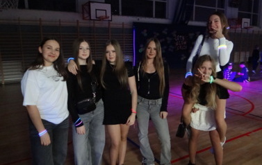 Dyskoteka fluo klas IV-VIII (2)