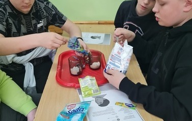Uczniowie łączą składniki niezbędne do wykonania oranżady w proszku