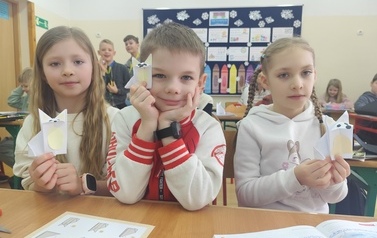 Piaskowy Wilk z origami w wykonaniu uczni&oacute;w klasy 2 (9)