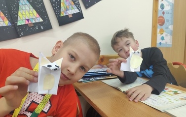Piaskowy Wilk z origami w wykonaniu uczni&oacute;w klasy 2 (7)