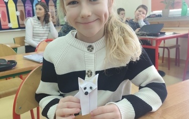 Piaskowy Wilk z origami w wykonaniu uczni&oacute;w klasy 2 (6)