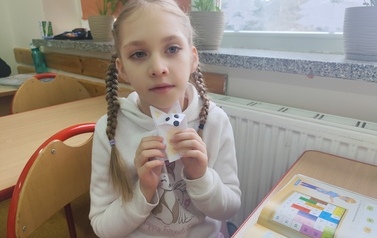 Piaskowy Wilk z origami w wykonaniu uczni&oacute;w klasy 2 (2)