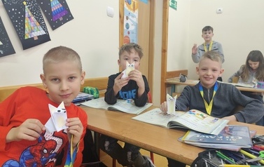 Piaskowy Wilk z origami w wykonaniu uczni&oacute;w klasy 2 (1)