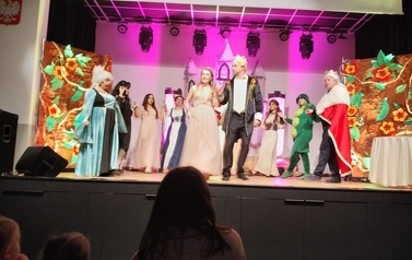 teatralna przygoda zer&oacute;wki i uczni&oacute;w klas I-III 1