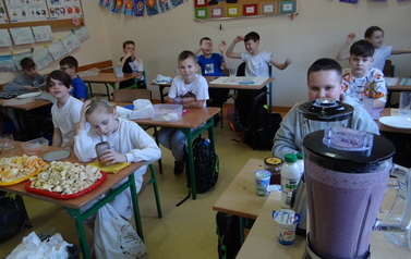 Uczniowie przygotowują koktajl 12