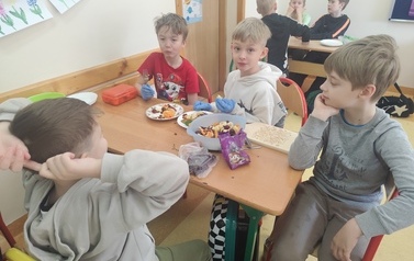 Robimy sałatkę owocową (17)