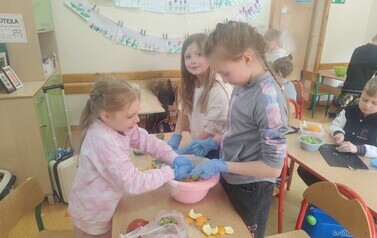 Robimy sałatkę owocową (12)