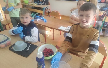 Robimy sałatkę owocową (11)