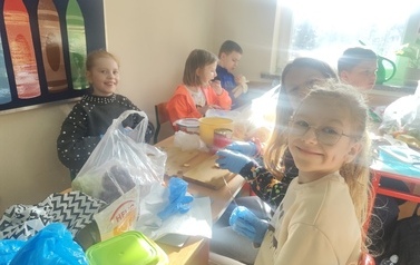 Robimy sałatkę owocową (9)