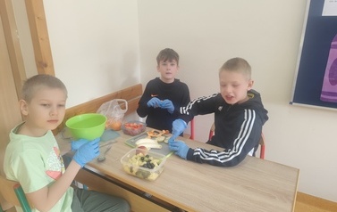 Robimy sałatkę owocową (8)