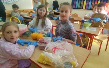 Robimy sałatkę owocową (6)