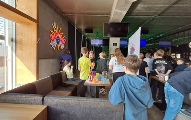 Uczniowie w kręgielni 12