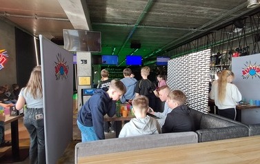 Uczniowie w kręgielni 11