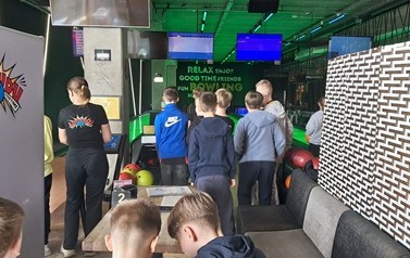 Uczniowie w kręgielni 2