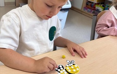 Wiosenne zabawy edukacyjne u Misi&oacute;w i Zajączk&oacute;w (26)