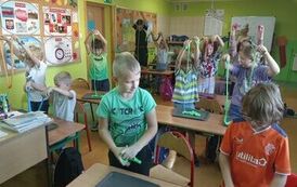 12.Uczniowie klasy III bawią się slimami