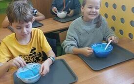 11.Uczniowie klasy III robią slimy