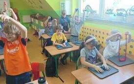 11.Uczniowie klasy III bawią się slimami