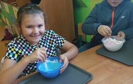 10.Uczniowie klasy III robią slimy