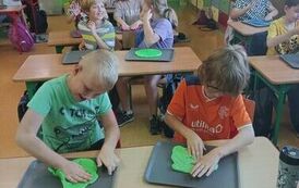 10.Uczniowie klasy III bawią się slimami