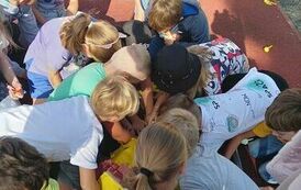 10.Klasa III bawi się piniatą.