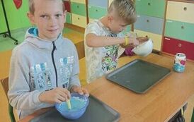 9.Uczniowie klasy III robią slimy