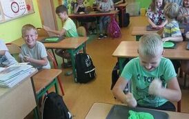 9.Uczniowie klasy III bawią się slimami