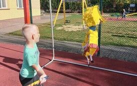 9.Klasa III bawi się piniatą.