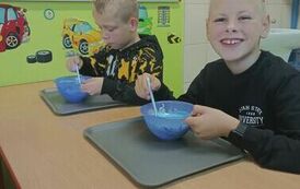 8.Uczniowie klasy III robią slimy