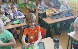 8.Uczniowie klasy III bawią się slimami