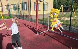 8.Klasa III bawi się piniatą.