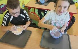 7.Uczniowie klasy III robią slimy