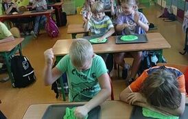 7.Uczniowie klasy III bawią się slimami