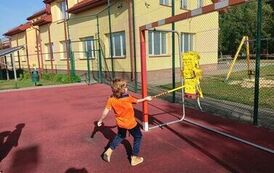 7.Klasa III bawi się piniatą.