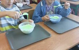 6.Uczniowie klasy III robią slimy