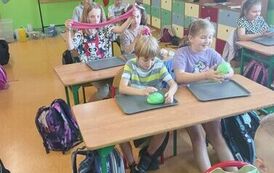 6.Uczniowie klasy III bawią się slimami