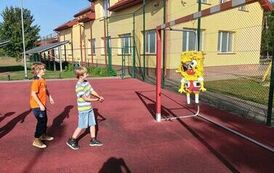 6.Klasa III bawi się piniatą.