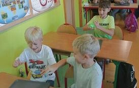 5.Uczniowie klasy III bawią się slimami