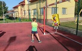 5.Klasa III bawi się piniatą.