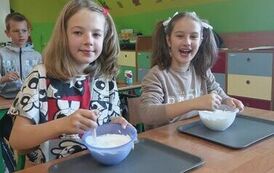 5. Uczniowie klasy III robią slimy