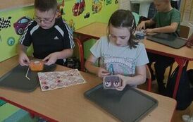 4.Uczniowie klasy III bawią się slimami